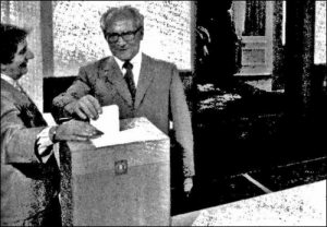 Bonecker an der Wahlurne