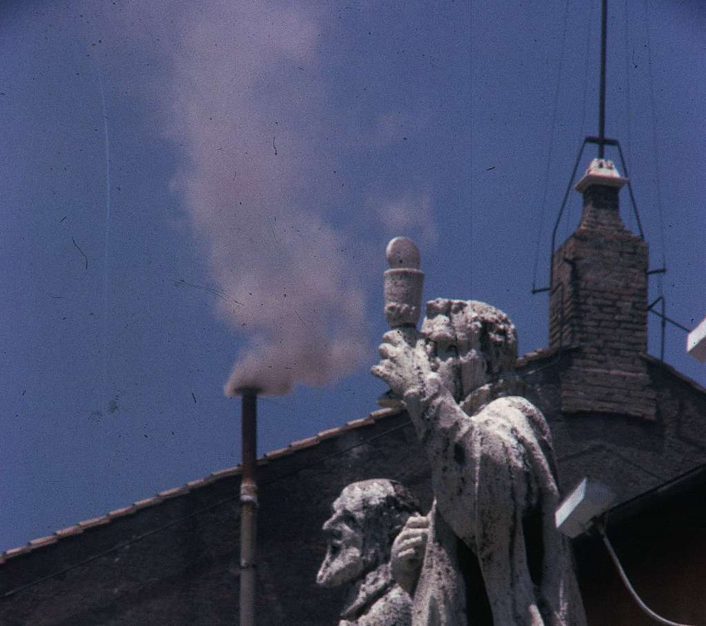 Rauch aus dem Schornstein der Sixtinischen Kapelle.